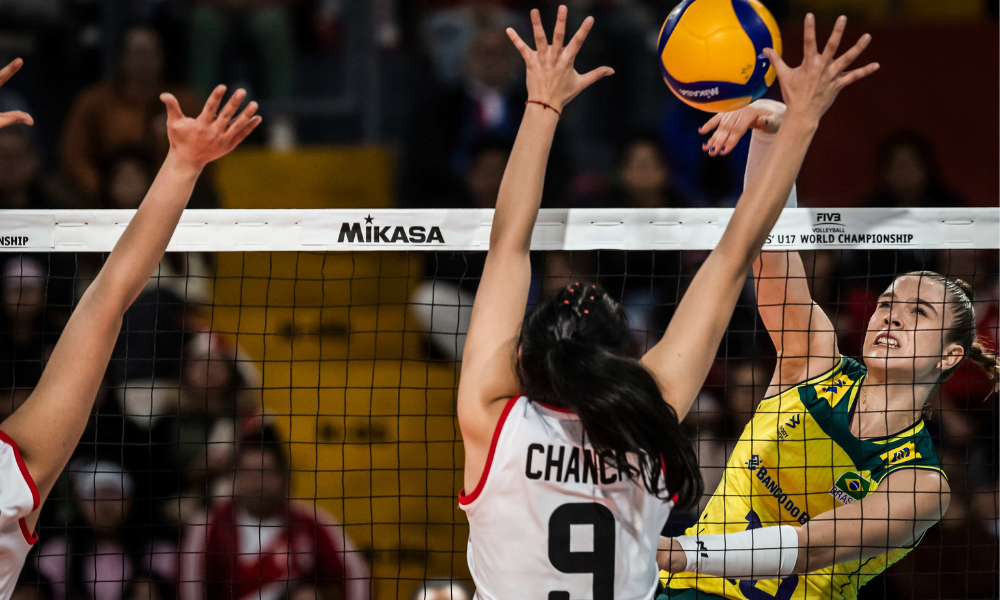 Lance do jogo entre Brasil e Peru no Mundial Sub-17 de vôlei feminino