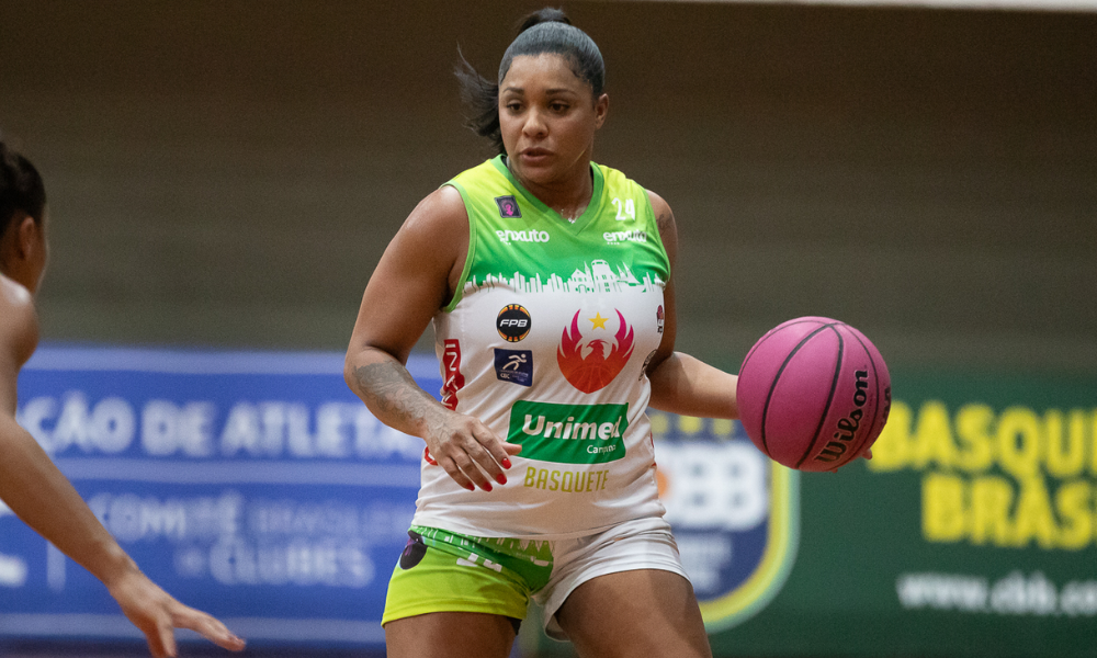 Ineidis Casanova conduz a bola no jogo entre Unimed Campinas e Ourinhos no Paulista de basquete feminino