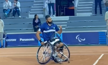 Daniel Rodrigues celebra vitória nos Jogos Paralímpicos de Paris