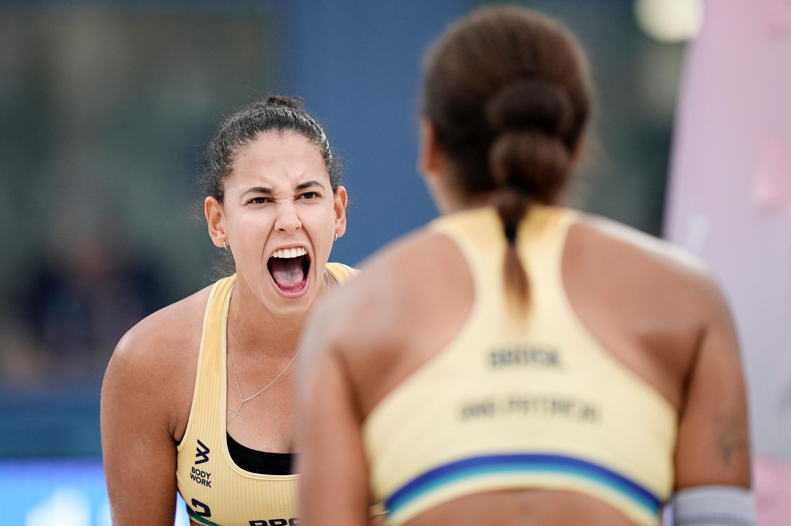 Duda e Ana Patrícia comemoram vitória no torneio olímpico de vôlei de praia em Paris-2024