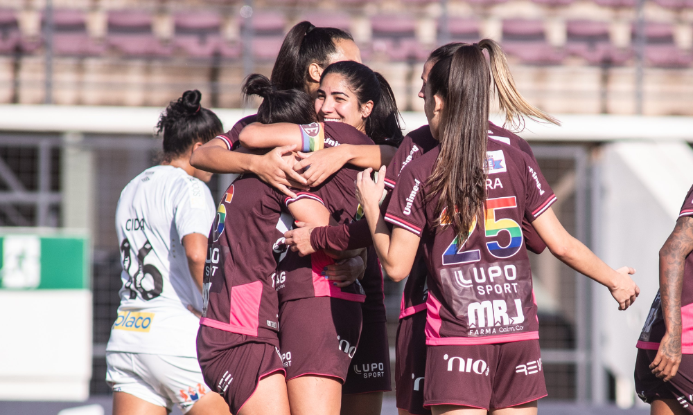 Jogadoras da Ferroviária comemoram gol contra o Santos no Paulistão Feminino