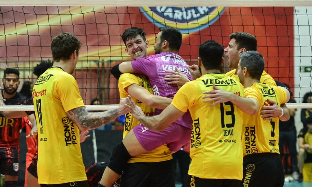 Jogadores do Vedacit Guarulhos comemoram vitória no Campeonato Paulista de vôlei masculino