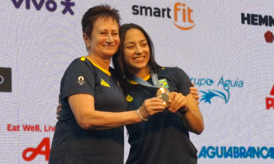 Iryna Ilyashenko e Julia Soares posam para foto com medalha de bronze da ginástica artística dos Jogos Olímpicos de Paris