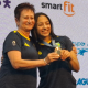 Iryna Ilyashenko e Julia Soares posam para foto com medalha de bronze da ginástica artística dos Jogos Olímpicos de Paris