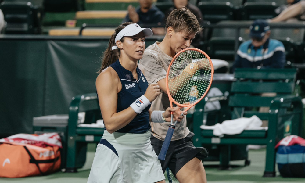 Luisa Stefani e Demi Schuurs durante partida do WTA 1000 de Cincinnati