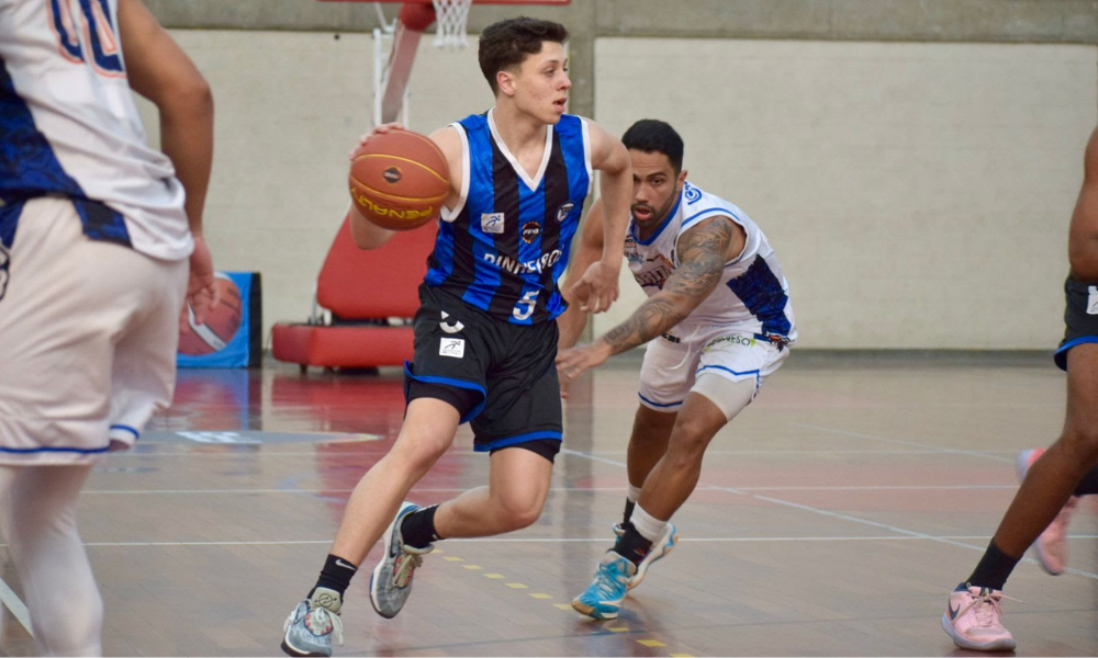 Lance do jogo entre Pinheiros e LSB no Paulista de basquete masculino