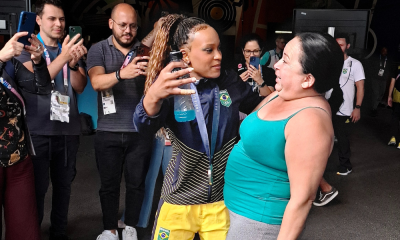 Dona Rosa Rodrigues Braga abraça Rebeca Andrade após final dos Jogos Olímpicos de Paris. Encontro de Rebeca Andrade com sua mãe foi o conteúdo com maior audiência durante a cobertura do Olimpíada Todo Dia