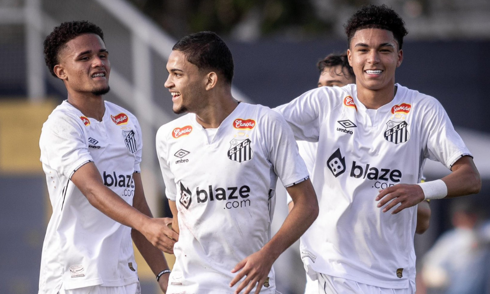 Jogadores do Santos comemoram vitória no Brasileirão Sub-17 de futebol masculino