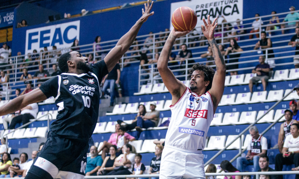 Lance do jogo entre Sesi Franca e Corinthians no Paulista de basquete masculino