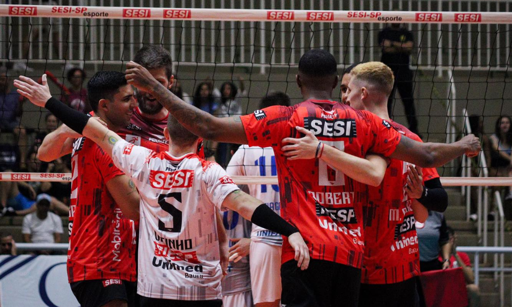 Jogadores do Sesi comemoram vitória sobre o Climed Atibaia no Campeonato Paulista de vôlei masculino