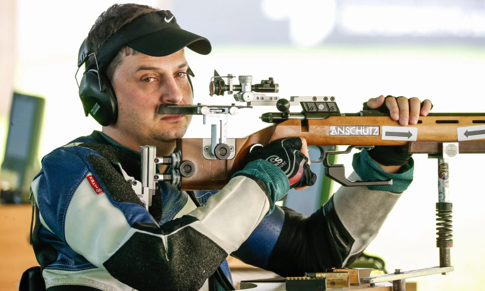 Alexandre Galgani praticando o tiro esportivo