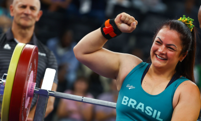 Ana Paula Marques sorri e vibra com o punho cerrado após boa competição de halterofilismo nas Paralimpíadas de Paris-2024