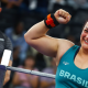 Ana Paula Marques sorri e vibra com o punho cerrado após boa competição de halterofilismo nas Paralimpíadas de Paris-2024