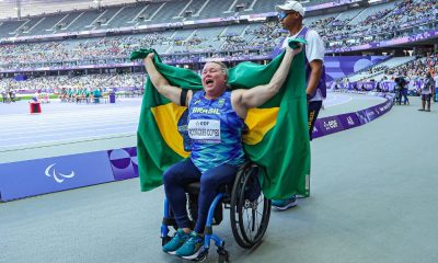 Beth Gomes comemora com a bandeira do Brasil a medalha de prata nos Jogos Paralímpicos de Paris-2024