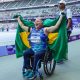 Beth Gomes comemora com a bandeira do Brasil a medalha de prata nos Jogos Paralímpicos de Paris-2024