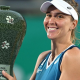 Bia Haddad Maia com o troféu do WTA 500 de Seul