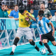 Ricardinho, do Brasil, disputa bola com a Argentina no futebol de cegos em Paris-2024