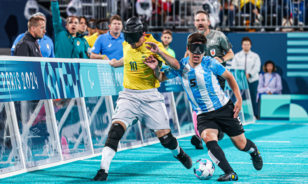 Ricardinho, do Brasil, disputa bola com a Argentina no futebol de cegos em Paris-2024