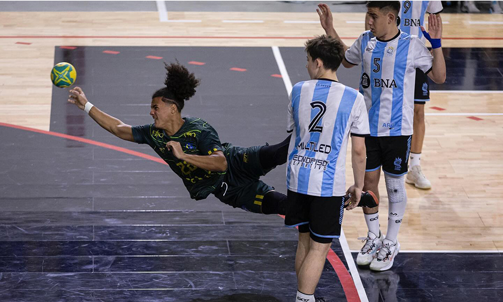 Na imagem, Seleção masculina do Brasil de handebol da categoria sub-16 na partida final.