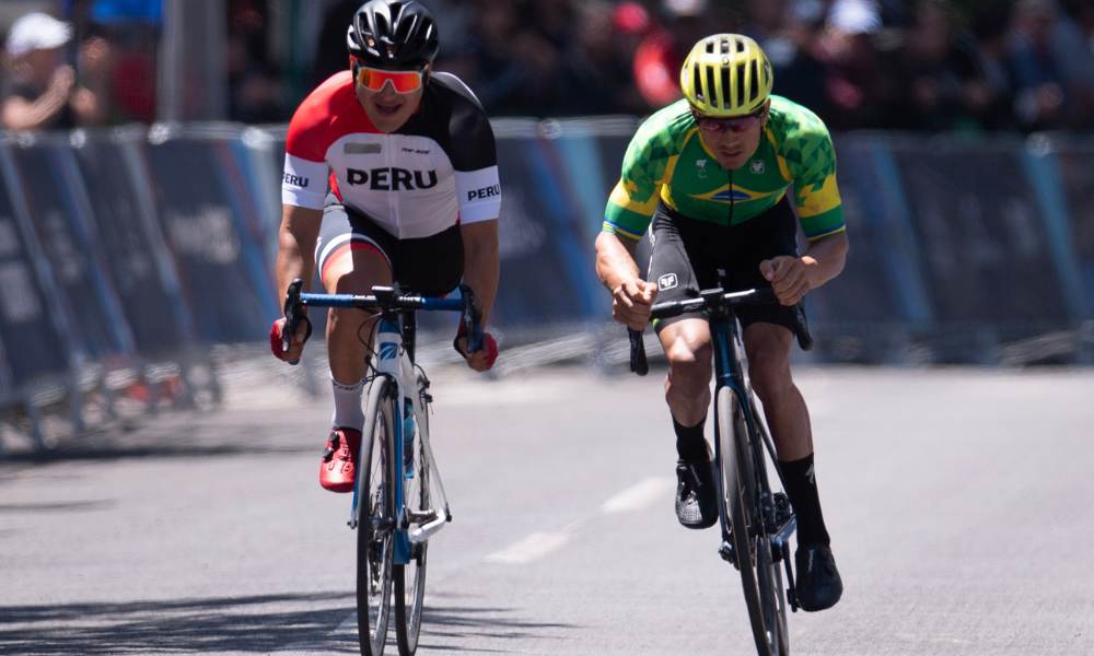 Carlos Alberto Soares em ação na disputa da resistência multiclasses do paraciclismo estrada nos Jogos Paralímpicos de Paris-2024