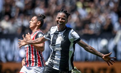 Carol Nogueira comemora o gol que marcou na vitória de 2 a 0 do Corinthians sobre o São Paulo na final do Campeonato Brasileiro de futebol feminino