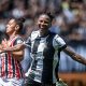 Carol Nogueira comemora o gol que marcou na vitória de 2 a 0 do Corinthians sobre o São Paulo na final do Campeonato Brasileiro de futebol feminino