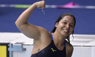 Na imagem, Cecília Araújo na comemoração após prova, ainda dentro da piscina.