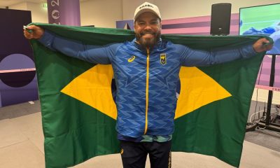 Claudiney Santos comemora com a bandeira do Brasil o tricampeonato paralímpico do lançamento de disco F56