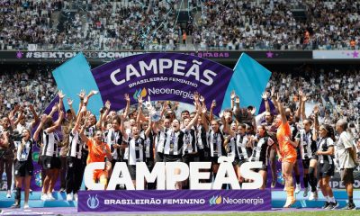 Corinthians comemora a vitória sobre o São Paulo e a conquista do sexto título de campeão brasileiro de futebol feminino