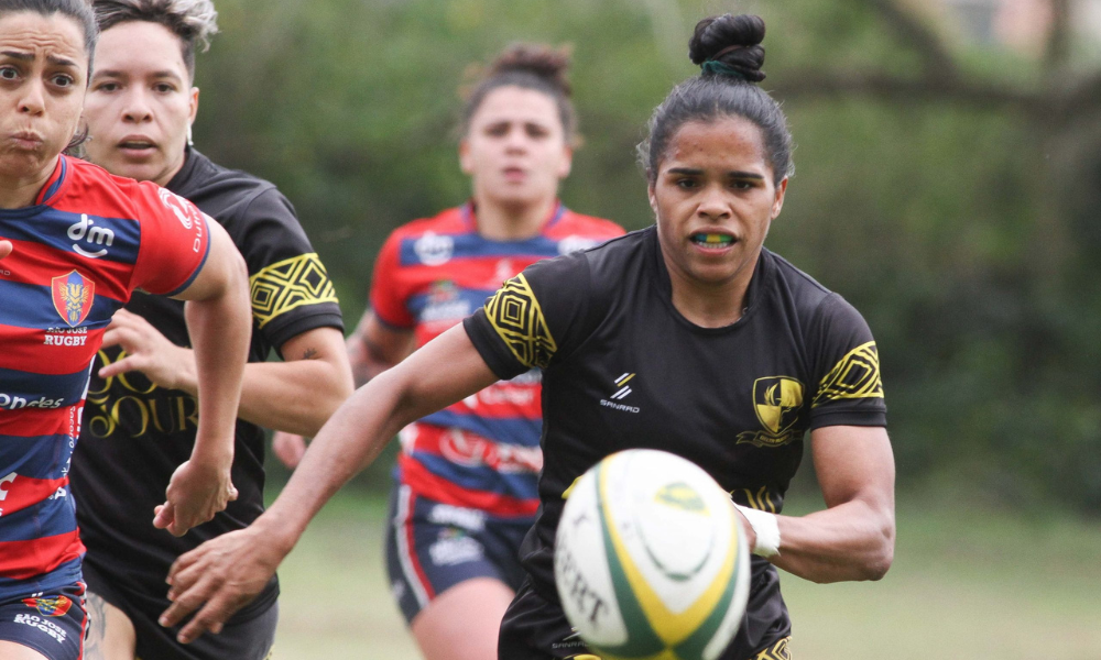 Thalia Costa, do Delta, corre atrás da bola no Super Sevens de rugby