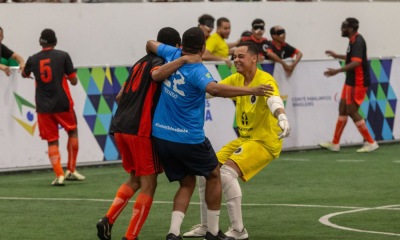 Jogadores e o chamador da Acelgo comemorando após o apito final na semifinal do Brasileiro de futebol de cegos (Foto: Taba Benedicto/CBDV)