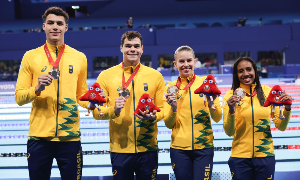 Revezamento do Brasil com o bronze no 4x100m livre misto S14 dos Jogos de Paris-2024 (Alexandre Schneider/CPB)