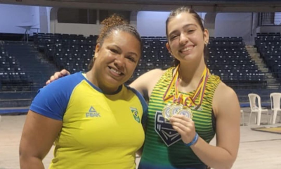 Laila Grimaldi (à direita) e Jaqueline Ferreira, técnica do Brasil no Pan-Americano Sub-17 (Divulgação/CBLP)