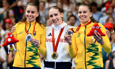 Beatriz Carneiro (à direita) e Débora Carneiro (à esquerda) com suas medalhas nos Jogos Paralímpicos de Paris-2024 (Marcello Zambrana/CPB)