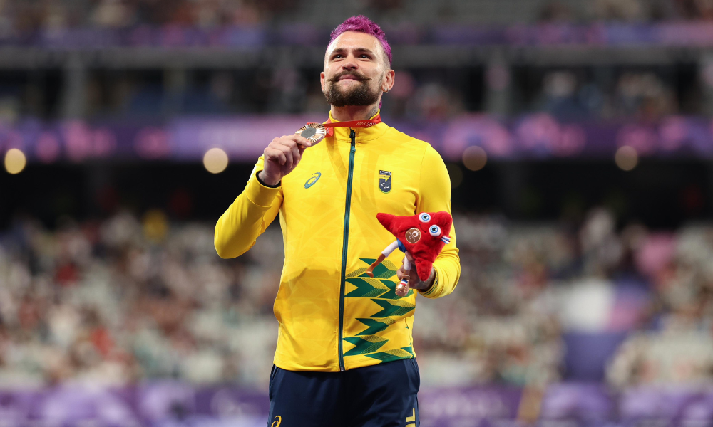 Vinícius Rodrigues com a medalha de bronze nos Jogos Paralímpicos de Paris-2024 (Foto: Alexandre Schneider/CPB)