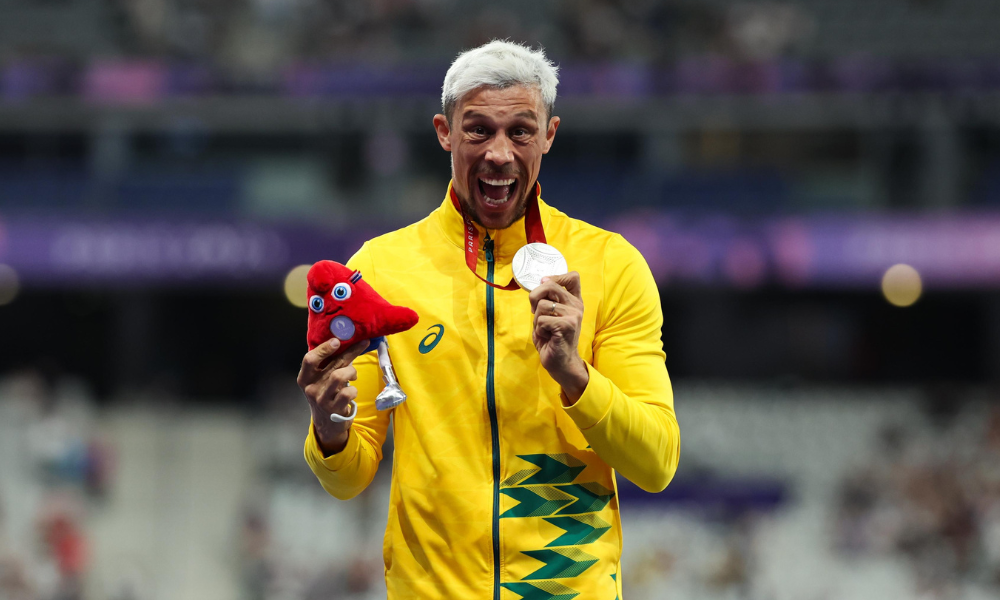 Aser Ramos com a medalha de prata nos Jogos Paralímpicos de Paris-2024 (Foto: Alexandre Schneider/CPB)