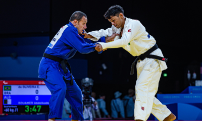 Elielton Oliveira, e azul, lutando contra atleta de branco no judô dos Jogos Paralímpicos de Paris-2024