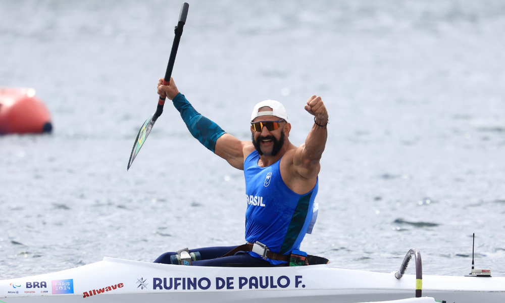 Fernando Rufino vibra com medalha de ouro na paracanoagem em Paris-2024