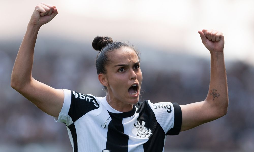 Gabi Portilho comemora a conquista do sexto título do Corinthians no Campeonato Brasileiro de futebol feminino