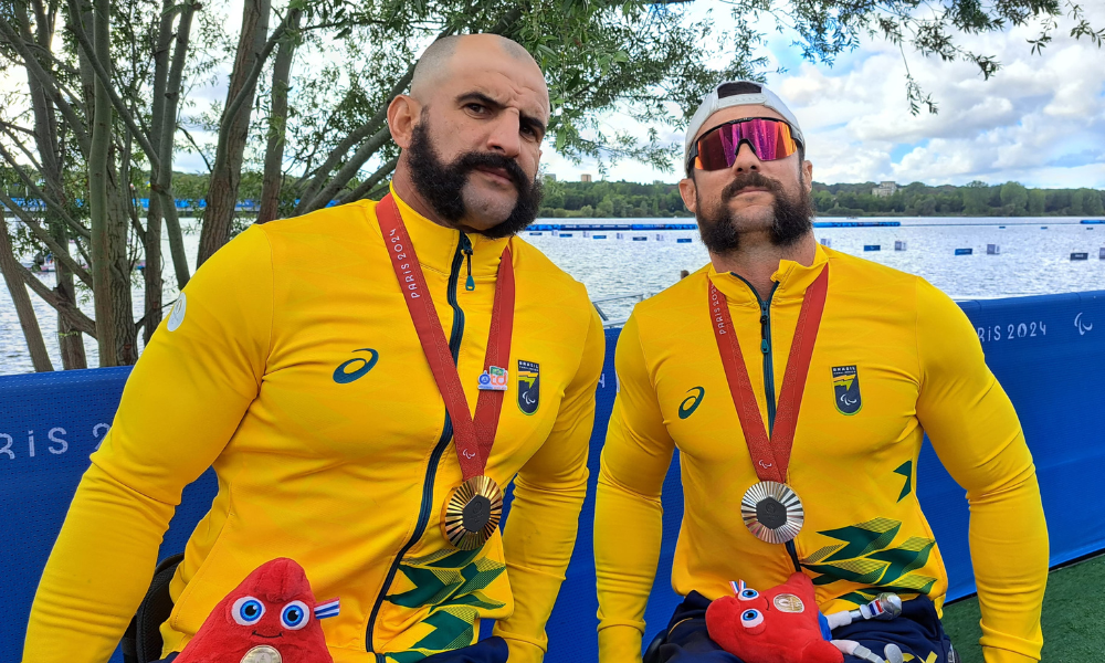 Fernando Rufino e Igor Tofalini com medalhas no peito após serem escolhidos como porta-bandeiras do Brasil nos Jogos Paralímpicos de Paris-2024