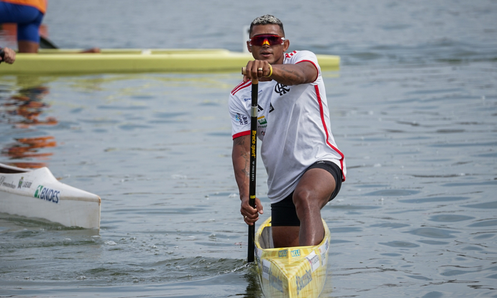 Isaquias Queiroz em ação no Campeonato Brasileiro de canoagem velocidade, falando sobre Los Angeles