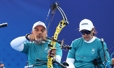 Jane Karla e Reinaldo Charão competindo no tiro com arco composto open misto dos Jogos Paralímpicos de Paris-2024