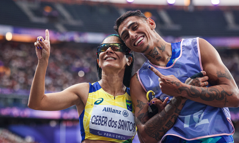 Jerusa Geber e seu guia, Gabriel Garcia, comemoram mais uma medalha de ouro nas Paralimpíadas de Paris-2024 e pensam em Los Angeles