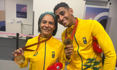 Jerusa Geber e Gabriel Garcia com a medalha de ouro no peito nos 100m do atletismo nos Jogos Paralímpicos de Paris-2024