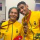 Jerusa Geber e Gabriel Garcia com a medalha de ouro no peito nos 100m do atletismo nos Jogos Paralímpicos de Paris-2024