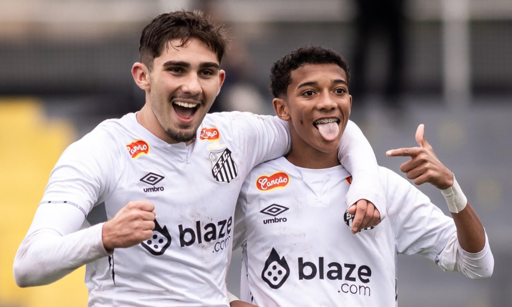 Jogadores do Santos comemorando gol no Brasileiro sub-17