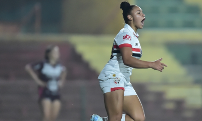 Jogadora do São Paulo comemorando um gol contra a Ferroviária pelo Campeonato Brasileiro A1