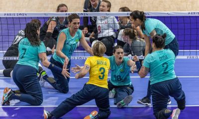 Jogadoras comemoram ponto em jogo entre Brasil e Canadá no vôlei sentado feminino dos jogos paralímpicos de paris-2024