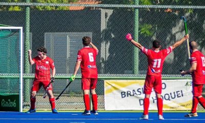 Jogadores do Germânia comemorando um gol no Brasileiro de hóquei sobre a grama