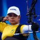 Juliana Silva em ação no tiro com arco dos Jogos Paralímpicos de Paris-2024; ela também é escritora e palestrante